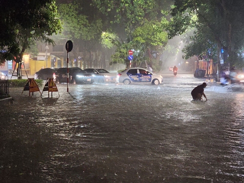 Hà Nội: Mưa lớn kéo dài, nhiều tuyến phố bị ngập sâu

